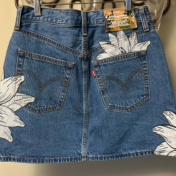 NWOT Levi’s Farm Rio Ribcage jean skirt - Picture 2 of 4